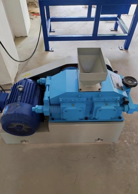 Pequeña trituradora de doble rodillo de 1500 kg/h Utilización de alta energía